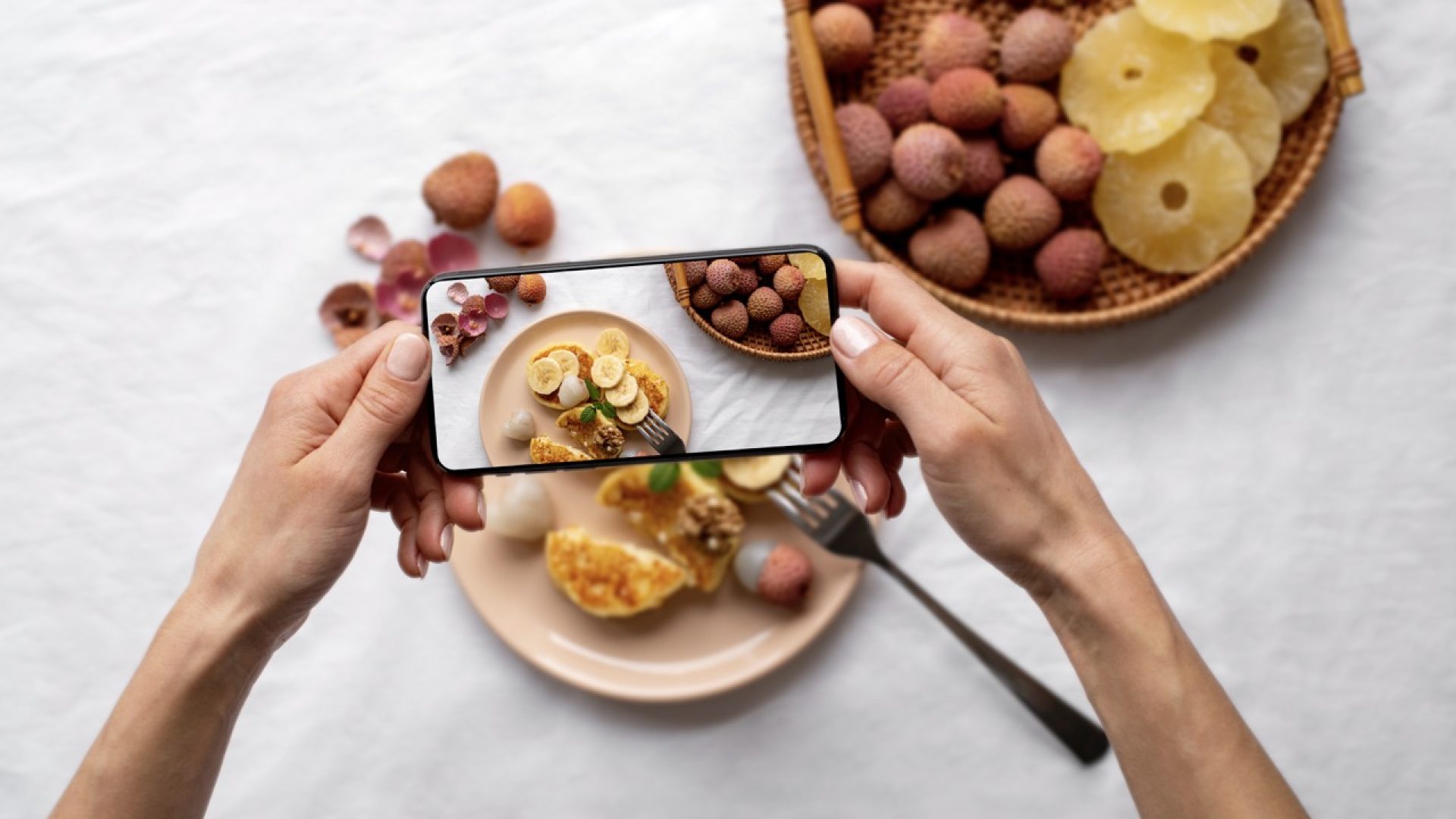 close-up-food-lover-taking-pictures-meal - dimensioni grandi