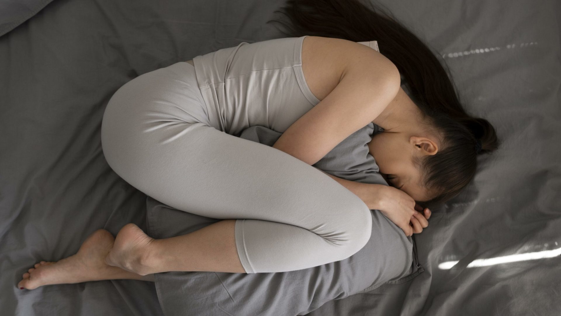 full-shot-depressed-woman-with-pillow