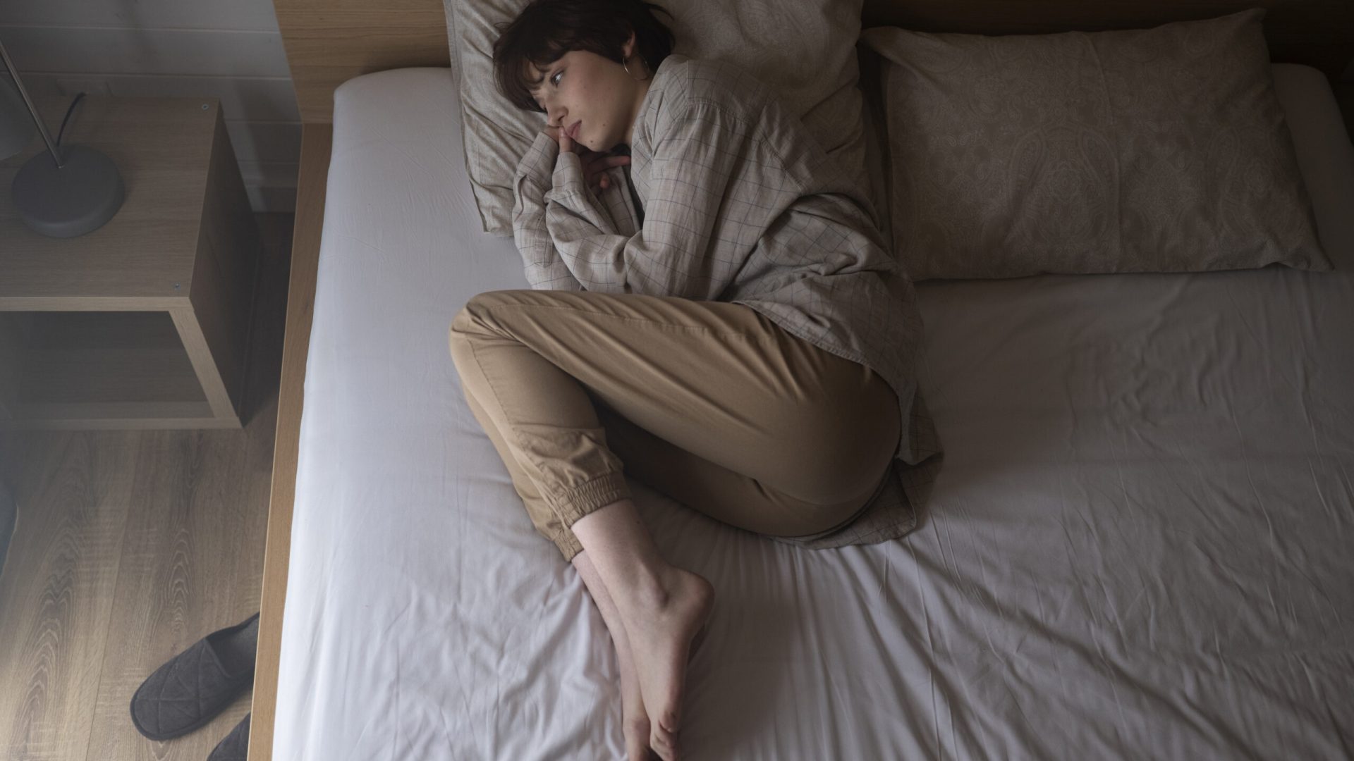 full-shot-woman-laying-bed