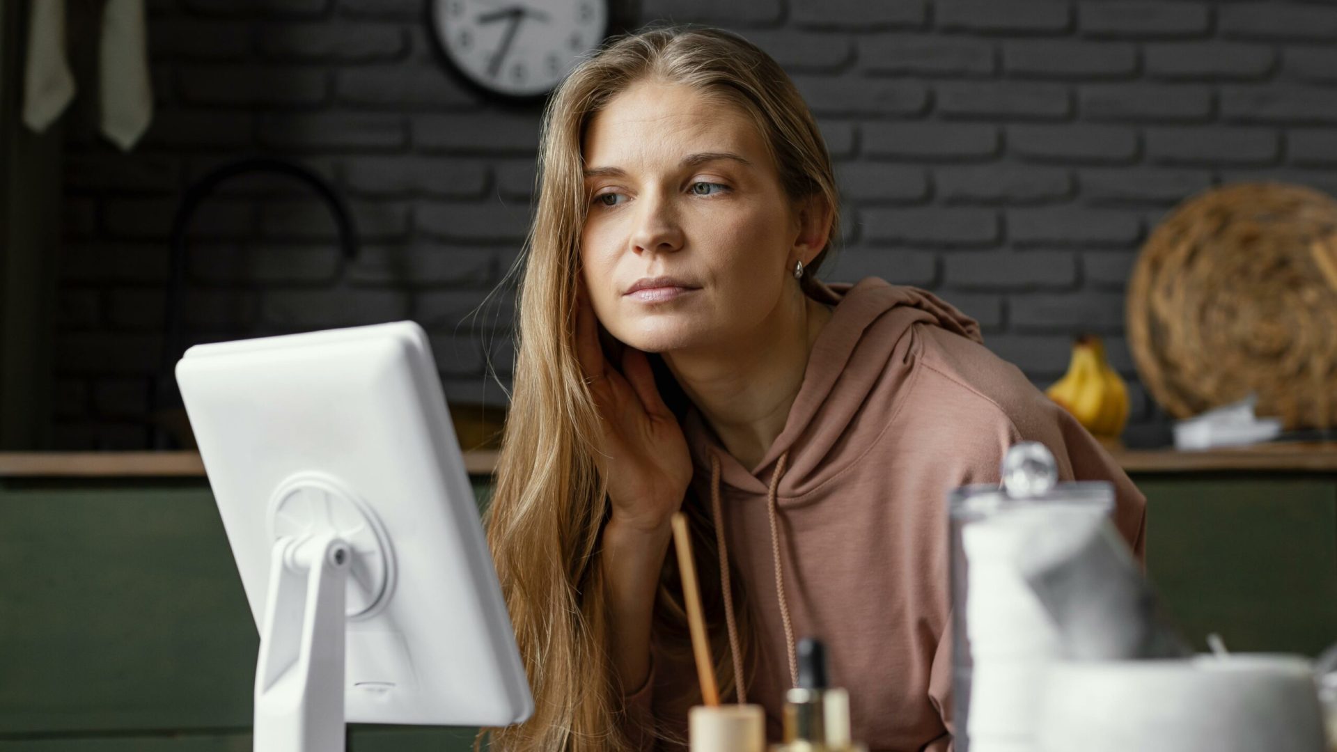 medium-shot-woman-looking-mirror