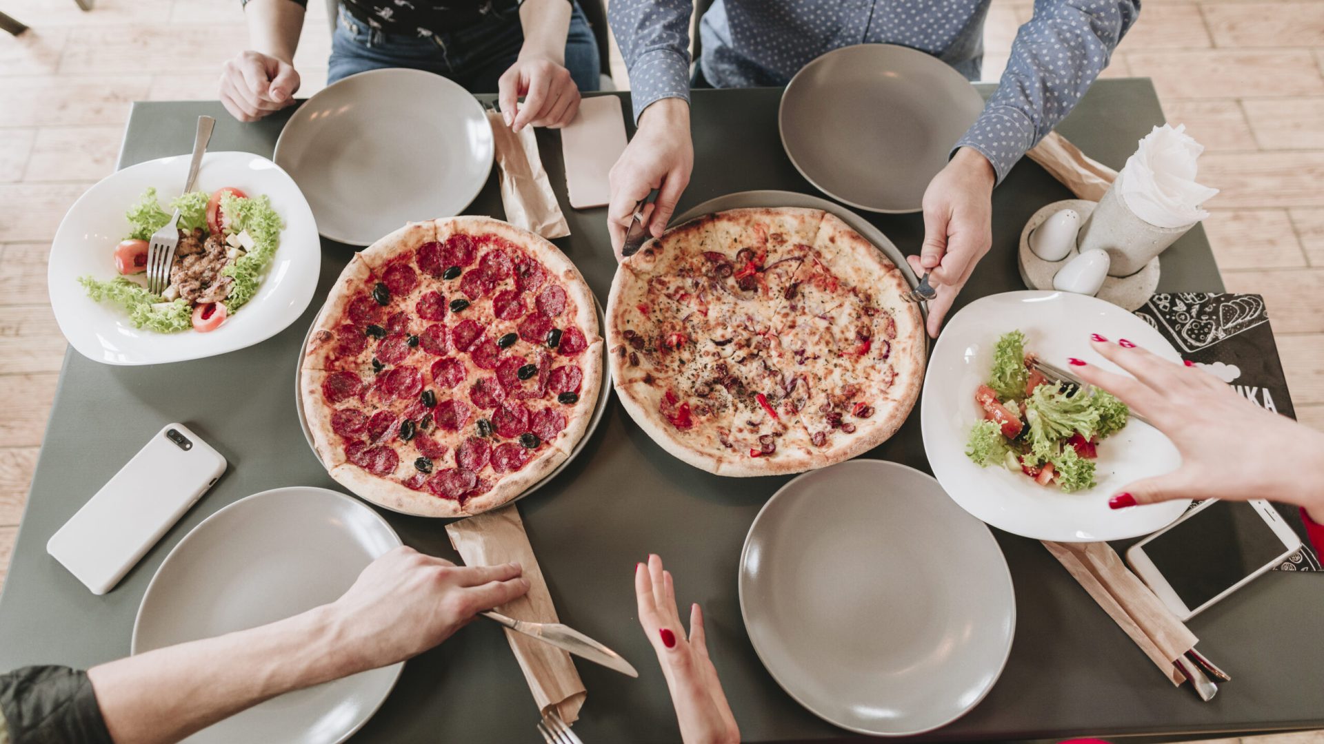 people-eating-pizza-restaurant